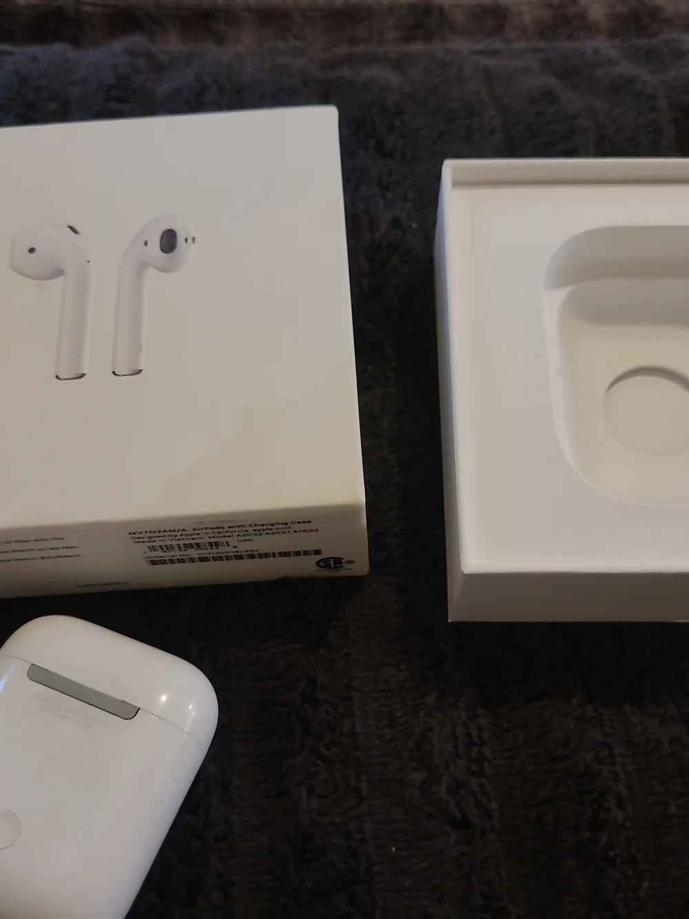 Apple AirPods 2nd Generation Charging Case And Box White For Parts or repair...